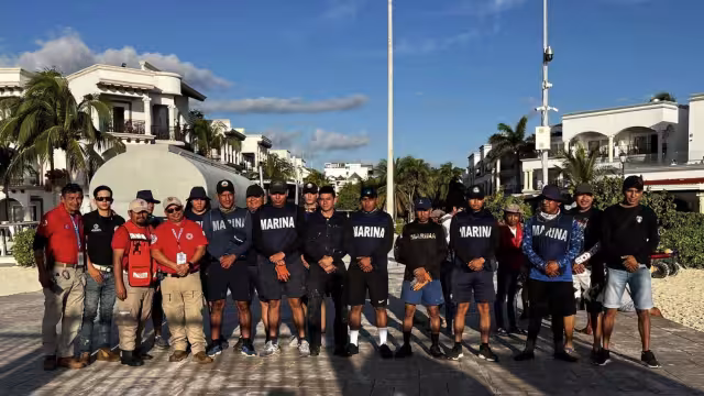 Elementos de la SEMAR, Zofemat  y Protección Civil levantan los 2 mil 500 metros de valla de contención