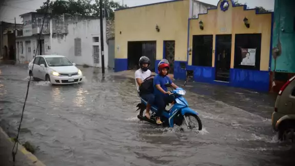 Calles inundadas pueden ser causantes de accidentes Calles inundadas pueden ser causantes de accidentes
