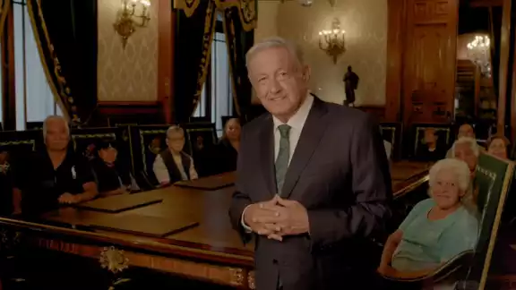 AMLO apareció junto a 11 adultos mayores en su primer promo sobre su Cuarto Informe de Gobierno, grabado en Palacio Nacional AMLO apareció junto a 11 adultos mayores en su primer promo sobre su Cuarto Informe de Gobierno, grabado en Palacio Nacional