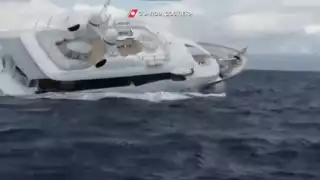 El naufragio del yate fue captado por elementos de la Guardia Costera Italiana, cuando buscaban rescatar a sus tripulantes