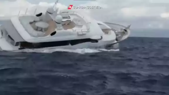 El naufragio del yate fue captado por elementos de la Guardia Costera Italiana, cuando buscaban rescatar a sus tripulantes El naufragio del yate fue captado por elementos de la Guardia Costera Italiana, cuando buscaban rescatar a sus tripulantes