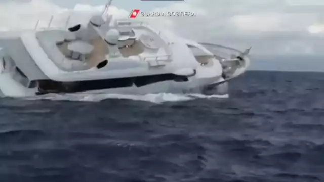 El naufragio del yate fue captado por elementos de la Guardia Costera Italiana, cuando buscaban rescatar a sus tripulantes
