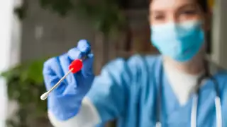 A quien venda, ofrezca en venta o comercialice muestras médicas le será impuesta una pena de uno a nueve años de prisión y una multa equivalente de 20 mil a 50 mil veces la Unidad de Medida y Actualización