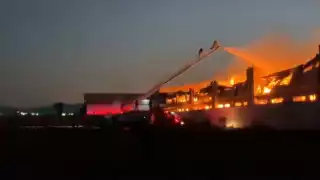 Los bomberos continúan intentando controlar el incendio