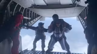 Para poder realizar el salto los saldados tienen que tomar cursos teóricos y prácticos