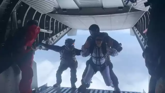 Para poder realizar el salto los saldados tienen que tomar cursos teóricos y prácticos