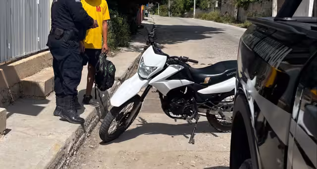 Manejar con exceso de velocidad y el mofle roto delató al menor