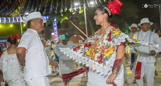 Jaraneros y mestizas se dan cita en la plaza principal para participar en la vaquería y festejar a su patrona