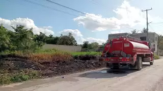 Bomberos controlan incendio en predio baldío cercano a gasera en Escárcega