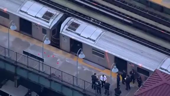 Una mujer habría muerto en el tiroteo en el Metro de Nueva York Una mujer habría muerto en el tiroteo en el Metro de Nueva York