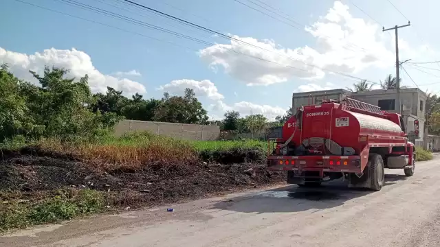 Bomberos controlan incendio cerca de una gasera.