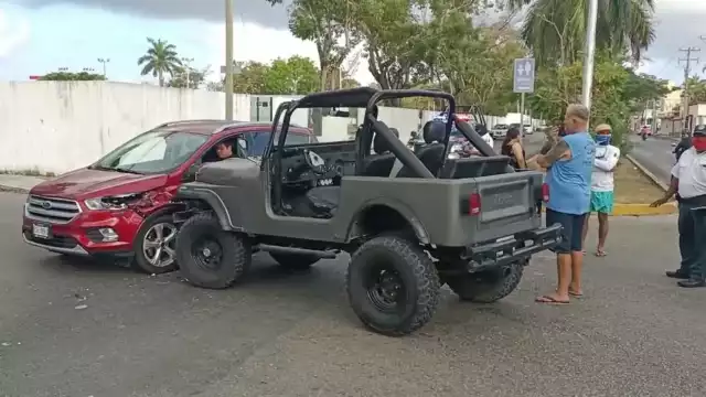 Los conductores de ambos vehículos en Cozumel resultaron ilesos, mientras las unidades registraron daños considerables