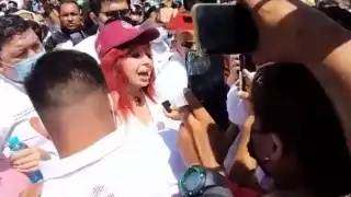 Layda Sansores fue confrontada por la gente ante la escasez de agua potable en Ciudad del Carmen