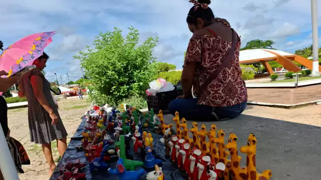 Alfareros de Tepakán mantienen viva la tradición del barro en vísperas del Día de Muertos