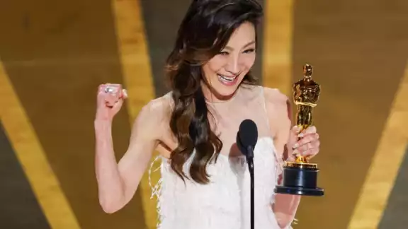 Michelle Yeoh, ha hecho historia al ser la primera mujer asiática en ser "Mejor Actriz" en los Oscar