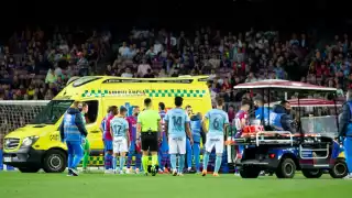 Ronald Araujo tuvo que ser trasladado de gravedad a un hospital en España para su tratamiento tras el encuentro que disputó con el Barcelona