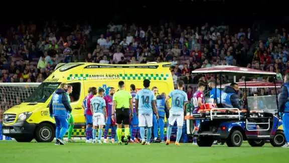 Ronald Araujo tuvo que ser trasladado de gravedad a un hospital en España para su tratamiento tras el encuentro que disputó con el Barcelona Ronald Araujo tuvo que ser trasladado de gravedad a un hospital en España para su tratamiento tras el encuentro que disputó con el Barcelona