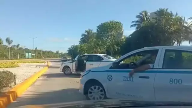 Captan a dos taxistas del Sindicato “Lázaro Cárdenas del Río” como le cerraron el paso a un supuesto conductor de Uber