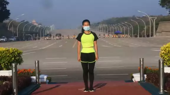 Mujer en Birmania realiza ejercicios durante golpe de Estado Mujer en Birmania realiza ejercicios durante golpe de Estado