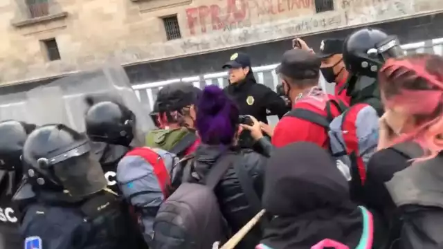 Un colectivo feminista se presentó a las afueras de Palacio Nacional
