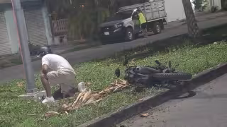 Motociclista cae tras impactar la acera central de la Calzada Veracruz en Chetumal