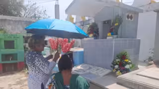 Entre flores y veladoras, recuerdan a las mamás difuntas en Hecelchakán