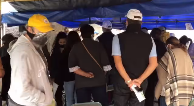 Mujeres de la tercera edad denunciaron su molestia por la falta de organización en la aplicación de la dosis