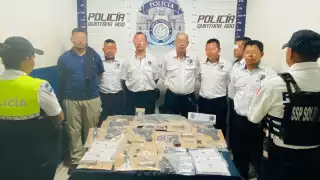 Al mismo tiempo se atendió otro reporte donde se aseguró una mochila con un arma de fuego y droga