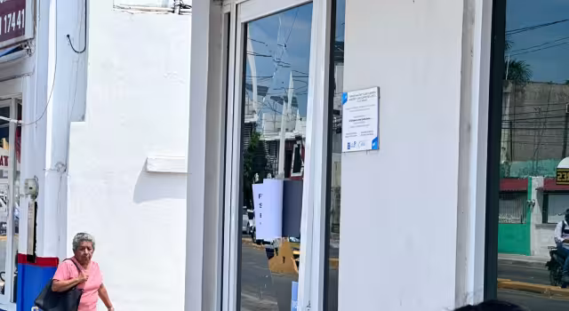 Arranque de ira deja daños en autos, moto y farmacia