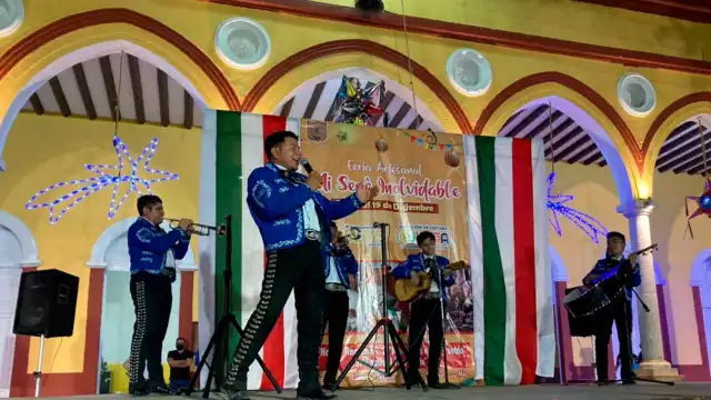 “Generación 2000”, “Mariachi Juvenil” y “Luz de Luna” fueron los grupos que amenizaron la velada