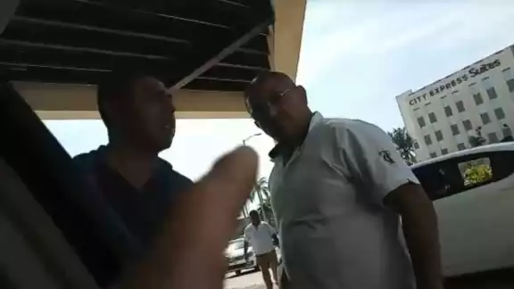 El afectado también aseguró que el personal del mismo hotel está protegiendo a los taxistas