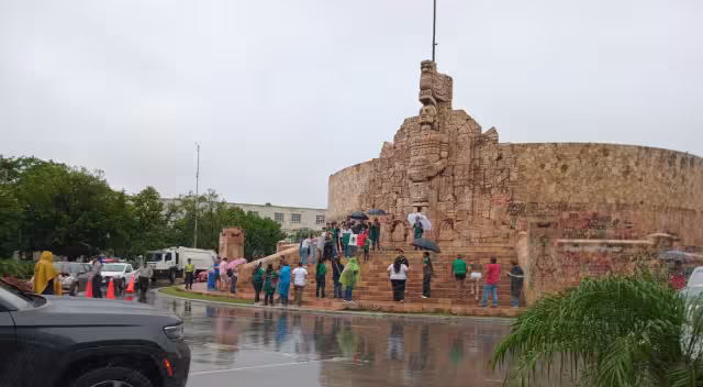 Yucatecos celebran en el Monumento a la Patria la victoria de México
