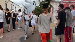 Un grupo coreano de K-pop fue captado en la Plaza Grande de Mérida