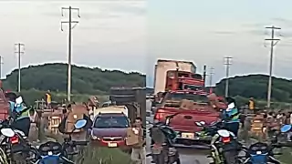 En cuestión de minutos, pobladores se apoderaron de todo el cargamento del tráiler