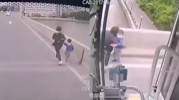 El video fue captado por una cámara de seguridad de un autobús