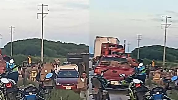 En cuestión de minutos, pobladores se apoderaron de todo el cargamento del tráiler En cuestión de minutos, pobladores se apoderaron de todo el cargamento del tráiler