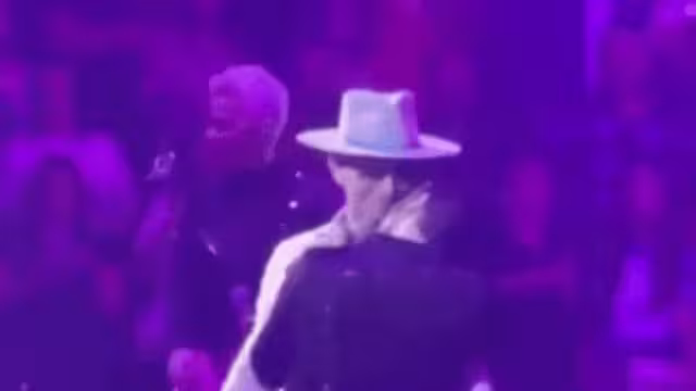 Erik le niega el beso a Apio, durante show