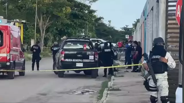 Elementos de seguridad acordonaron la zona para que peritos puedan recabar evidencias