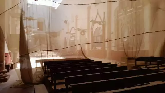 La protección estará hasta que inicien los trabajos de construcción del nuevo techo de la iglesia, que están en licitación