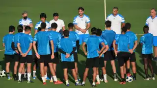 El técnico comentó que por el momento están trabajando sobre las altas y bajas del plantel