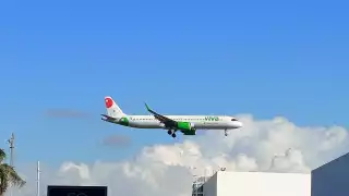 Aeromoza cae y se lesiona tras frenado repentino de avión en el aeropuerto de Mérida