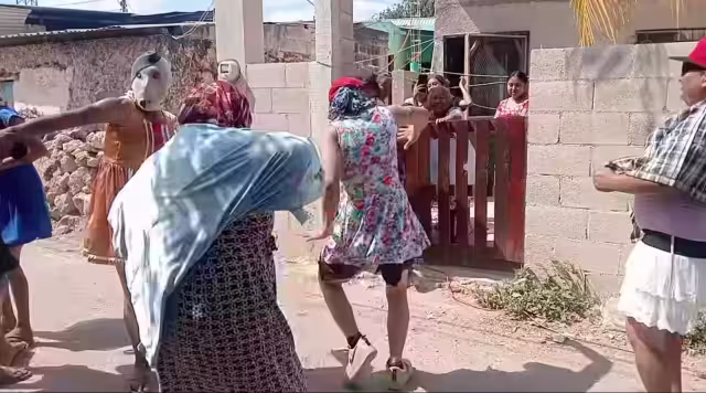 Tradición de pochobes genera polémica en Dzibalché durante carnaval