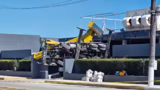 Vuelca una grúa en la congeladora de Pescamex en el Puerto de Abrigo de Yucalpetén en Progreso