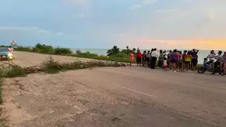 Pobladores de Seybaplaya bloquean la vía libre Champotón–Campeche tras 24 horas sin luz 