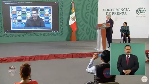 AMLO celebra llamado de Cristiano Ronaldo a no tomar refresco