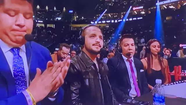 El cantante se encontró en la zona de comentaristas para el combate de Ryan García
