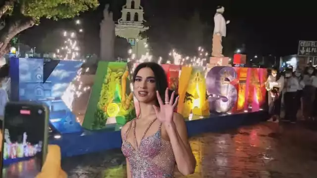Dua Lipa estuvo presente en la inauguración del parador fotográfico de Kanasín
