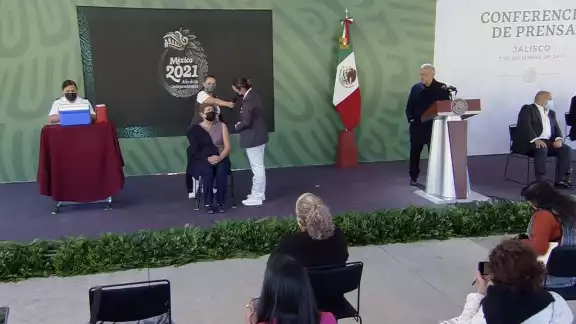 Adultos mayores recibirán dosis de refuerzo de AstraZeneca sin importar esquema primario de vacunación