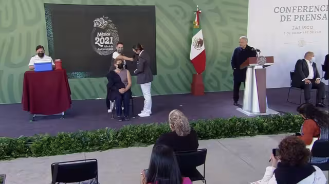 Adultos mayores recibirán dosis de refuerzo de AstraZeneca sin importar esquema primario de vacunación