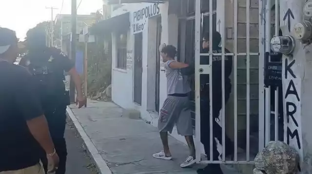 Elementos policiacos sometieron al presunto delincuente y lo ingresaron a una patrulla.